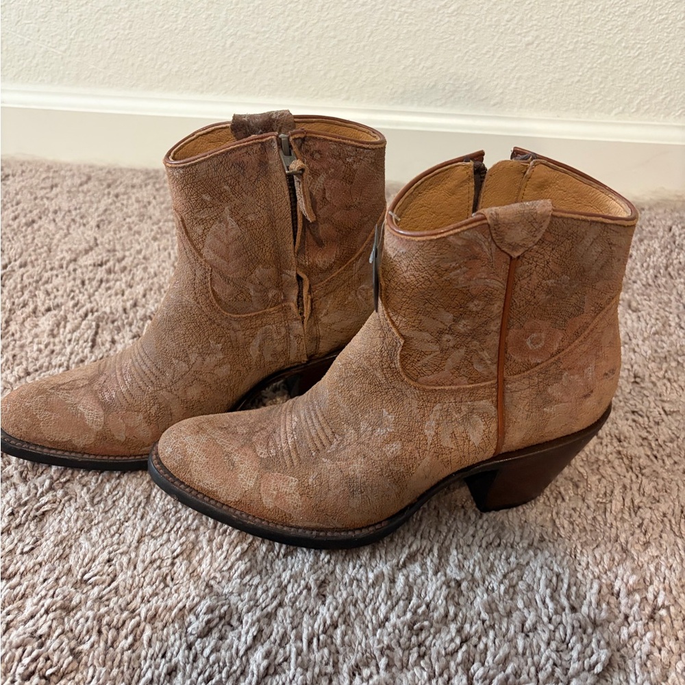 Shyanne Tan Floral Ankle Booties like new with Tag - Picture 5 of 10